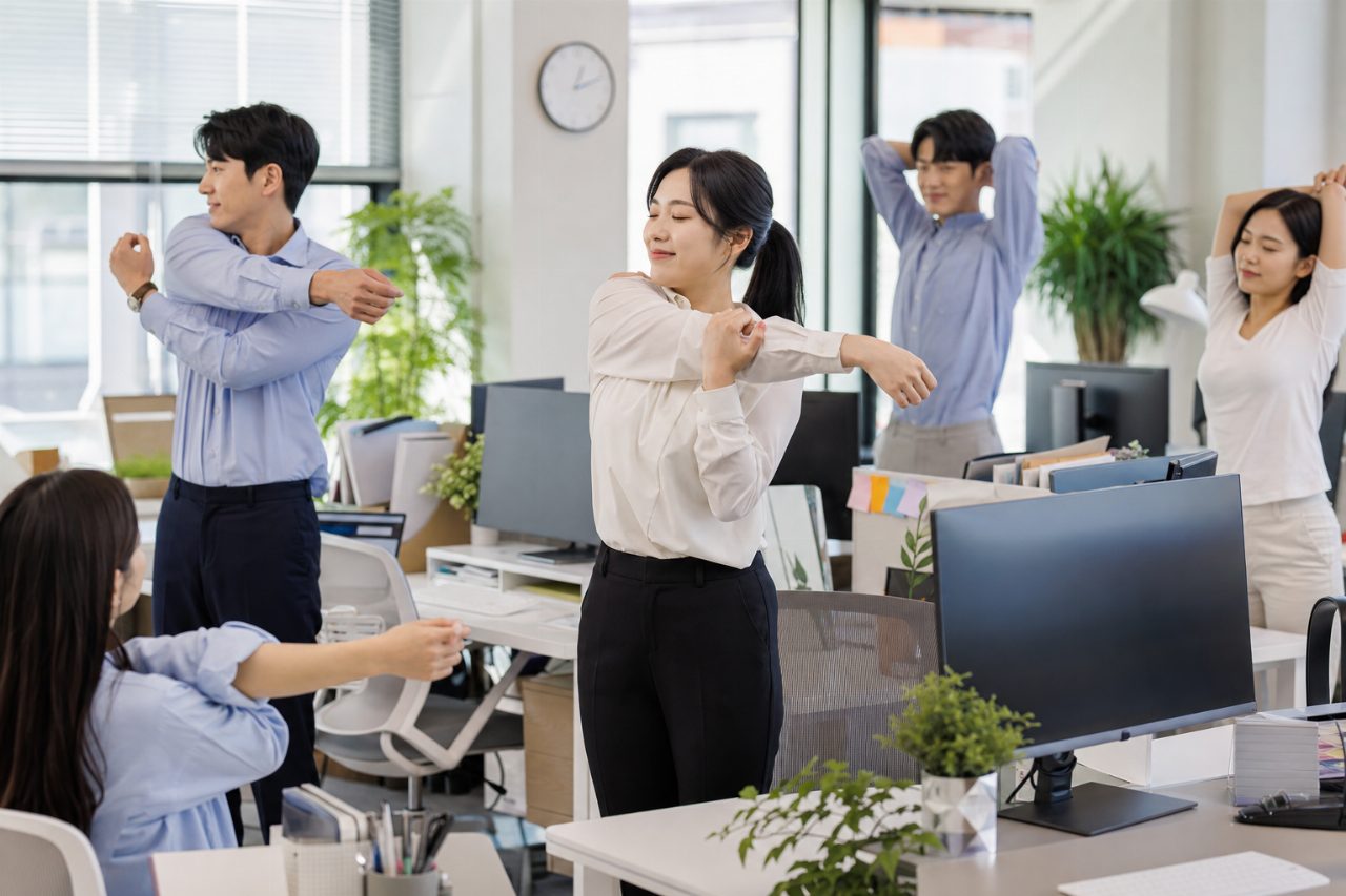 업무 중 짧은 휴식 시간에 스트레칭하는 작업 공간