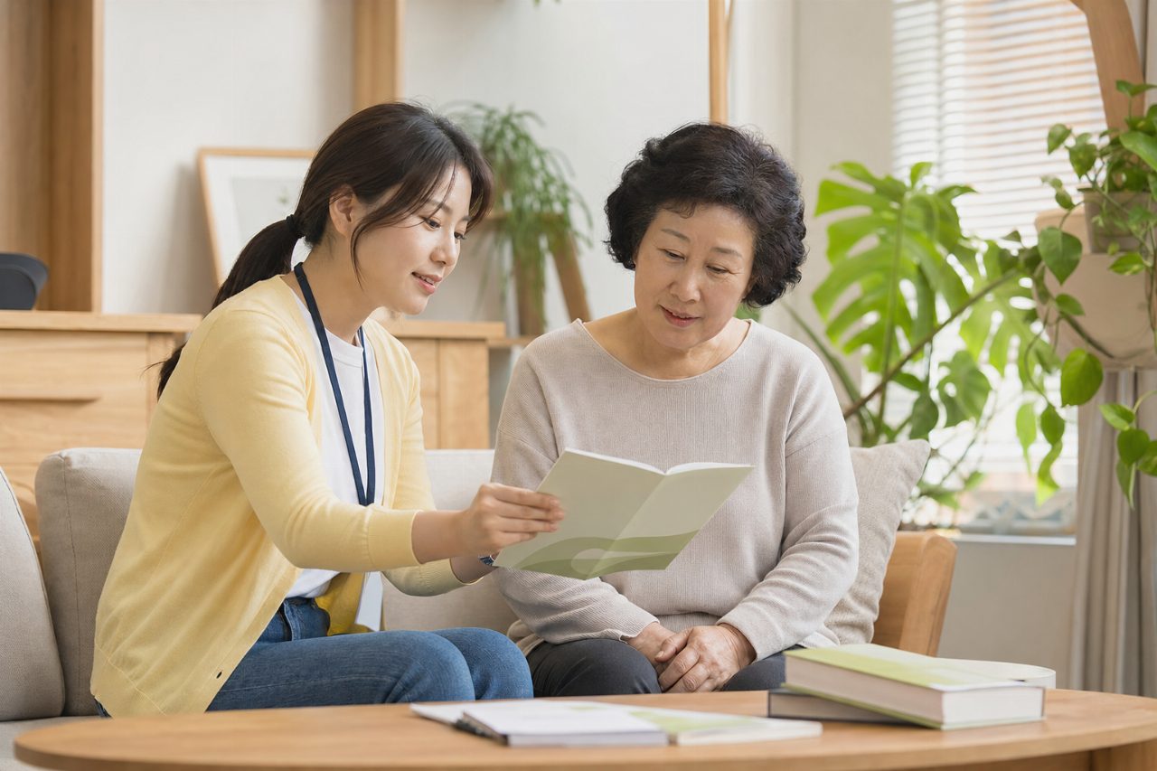 건강 교육 책자가 일상 공간에 놓여 있다.