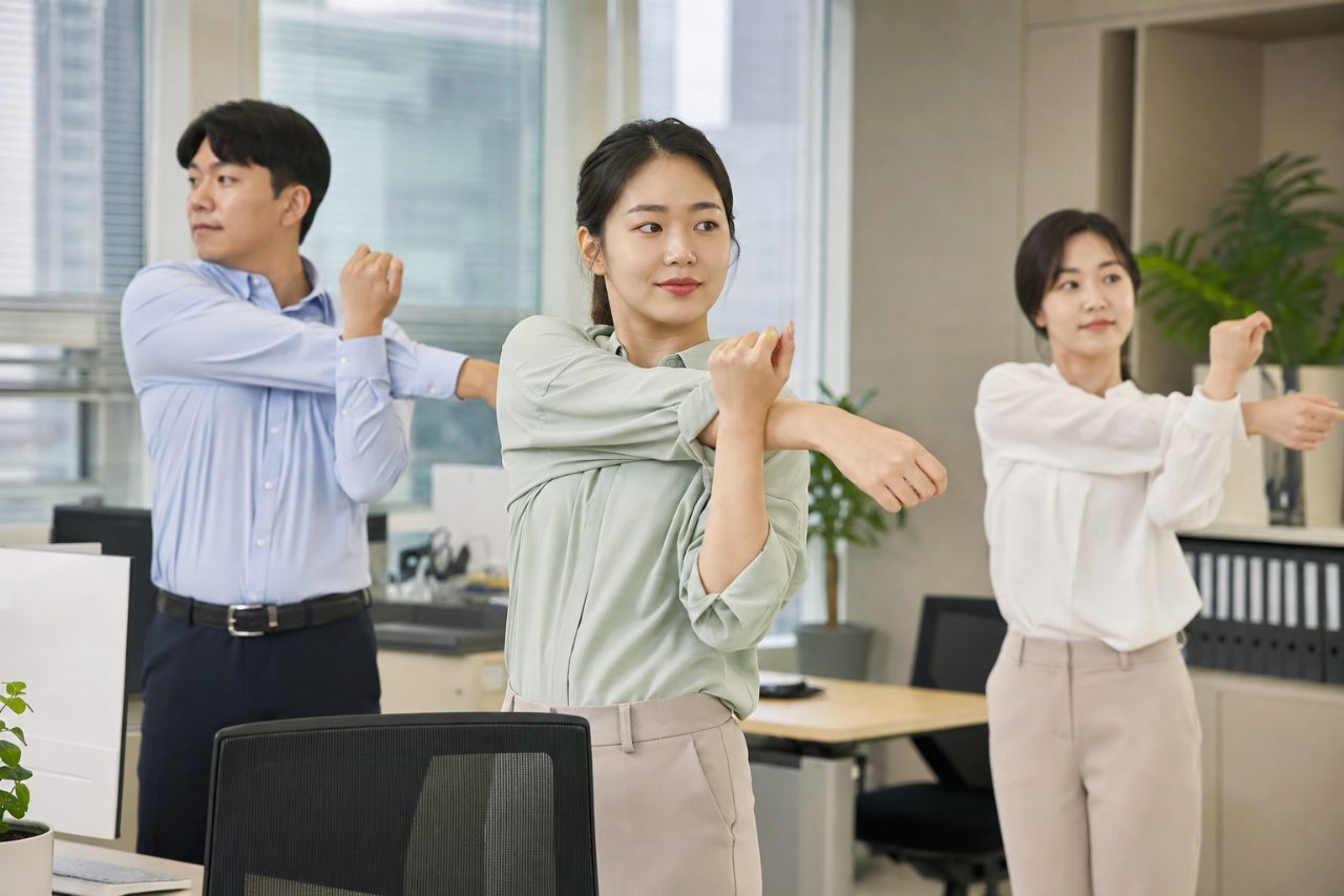 업무 시작 전 스트레칭을 하는 실내 모습